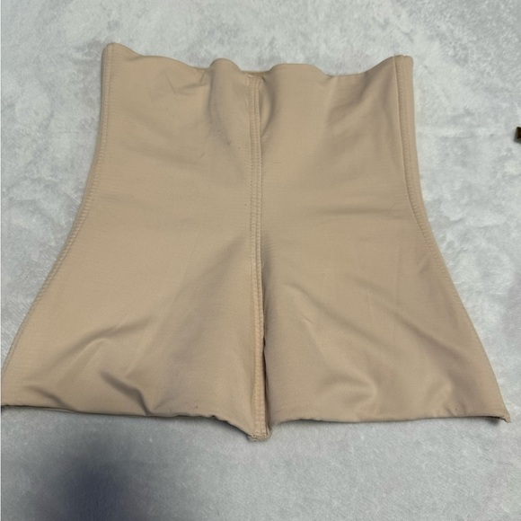 2 Medium Waist Trainers - Picture 9 of 12